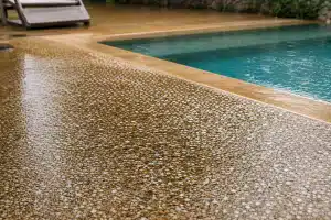 Bord de piscine en béton désactivé granuleux