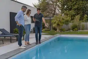 Trois personnes regardant une piscine privée